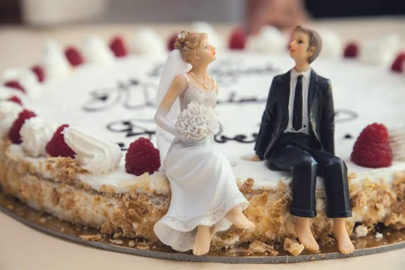 Figurki na tort weselny – śmieszne czy klasyczne?