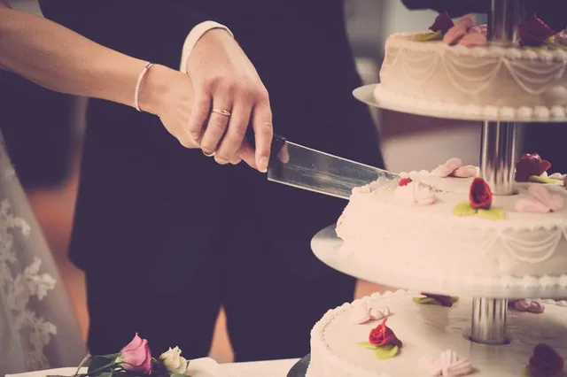 O czym należy pamiętać wybierając dekoracje na tort weselny?